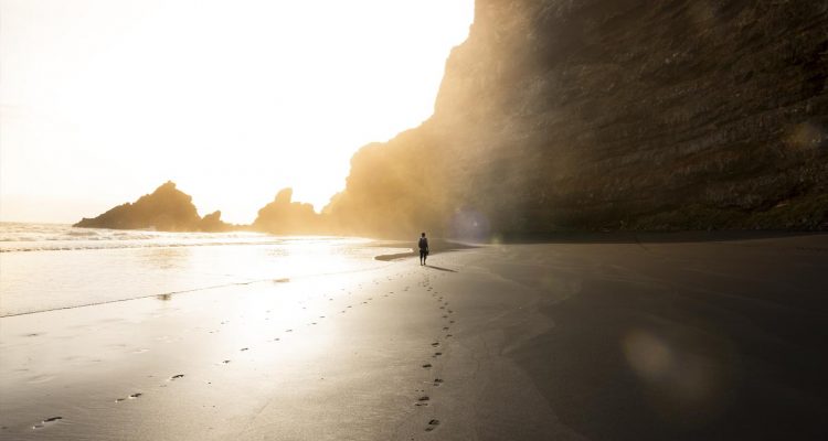 hombre-caminando-en-la-playa-playas-de-las-islas-canarias-fotos-de-playas