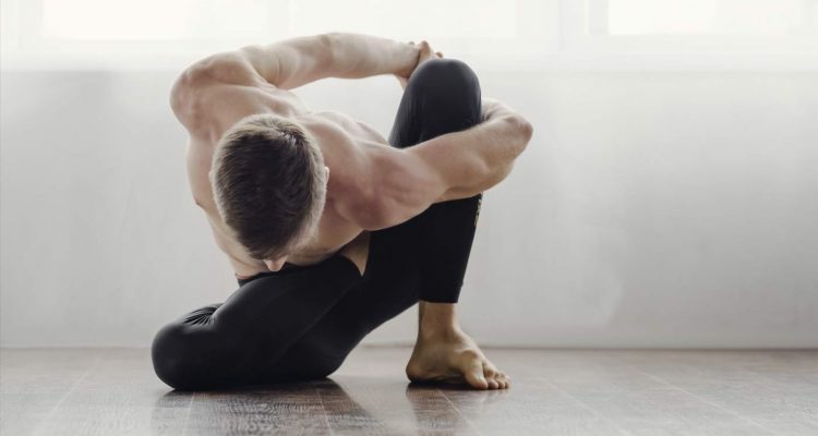 retiro-de-yoga-virtual-hombre-haciendo-yoga-en-casa