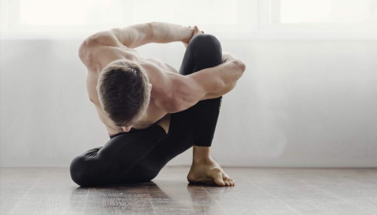 retiro-de-yoga-virtual-hombre-haciendo-yoga-en-casa